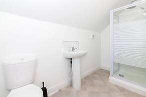 6 Bed House near Manchester