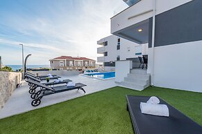 Pool Apartments Banta B