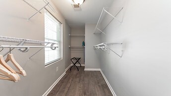 Beautiful 3br/3ba Colonial House by Cozysuites