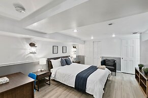 Beautiful 3br/3ba Colonial House by Cozysuites