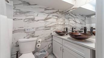 Beautiful 3br/3ba Colonial House by Cozysuites