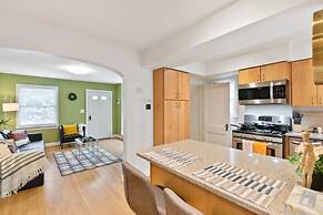 Beautiful 3br/3ba Colonial House by Cozysuites