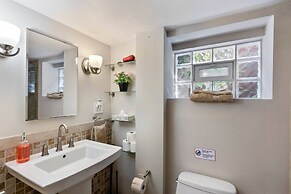 Beautiful 3br/3ba Colonial House by Cozysuites