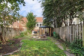 Beautiful 3br/3ba Colonial House by Cozysuites