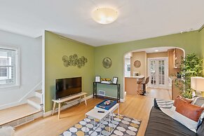 Beautiful 3br/3ba Colonial House by Cozysuites