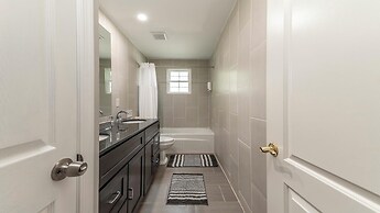 Beautiful 3br/3ba Colonial House by Cozysuites