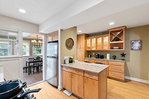 Beautiful 3br/3ba Colonial House by Cozysuites