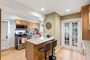 Beautiful 3br/3ba Colonial House by Cozysuites