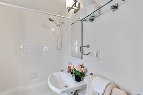 Beautiful 3br/3ba Colonial House by Cozysuites