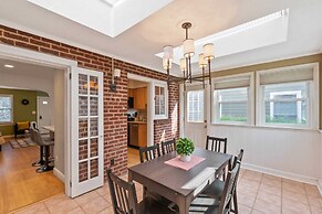 Beautiful 3br/3ba Colonial House by Cozysuites