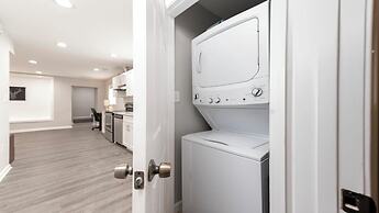 Beautiful 3br/3ba Colonial House by Cozysuites