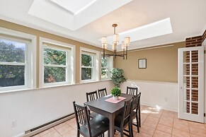Beautiful 3br/3ba Colonial House by Cozysuites
