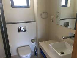 Immaculate Two Beds Luxury Marina Apartment