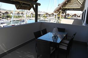 Immaculate Two Beds Luxury Marina Apartment