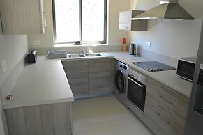 Immaculate Two Beds Luxury Marina Apartment