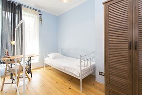 Colorful 2bdr Apartment in the City Center