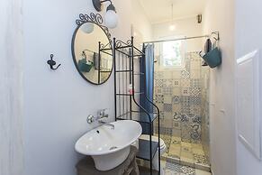 Colorful 2bdr Apartment in the City Center