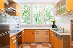 Bright 2bdr Apartment With a Balcony