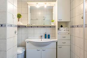 Bright 2bdr Apartment With a Balcony