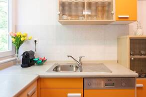 Bright 2bdr Apartment With a Balcony