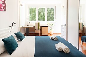 Bright 2bdr Apartment With a Balcony