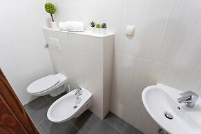 Spacious 2bdr Apartment With a Cute Balcony