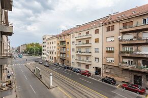 Sunny 2bdr Apartment With a Balcony