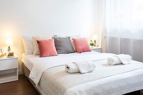 Sunny 2bdr Apartment With a Balcony