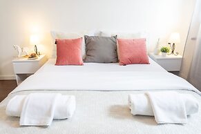 Sunny 2bdr Apartment With a Balcony