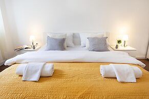 Sunny 2bdr Apartment With a Balcony