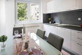 Sunny 2bdr Apartment With a Balcony