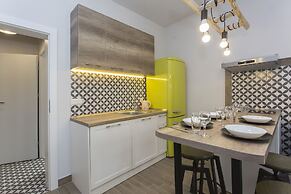 Sunny and Modern 1bdr Apartment in the Center