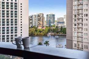2BR Luxury Skytower -cbd -pool -gym -netflix