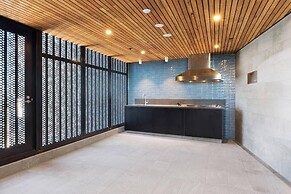 2BR Luxury Skytower -cbd -pool -gym -netflix