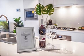 2BR Luxury Skytower -cbd -pool -gym -netflix