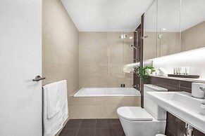 2BR Luxury Skytower -cbd -pool -gym -netflix