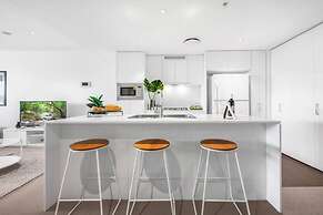 2BR Luxury Skytower -cbd -pool -gym -netflix