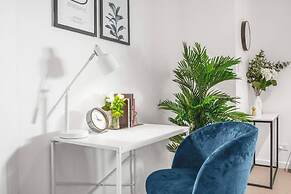 2BR Luxury Skytower -cbd -pool -gym -netflix