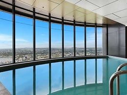 2BR Luxury Skytower -cbd -pool -gym -netflix