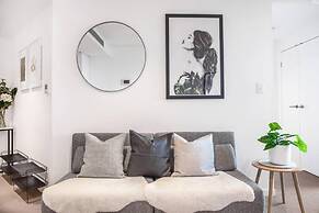 2BR Luxury Skytower -cbd -pool -gym -netflix