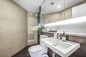 2BR Luxury Skytower -cbd -pool -gym -netflix