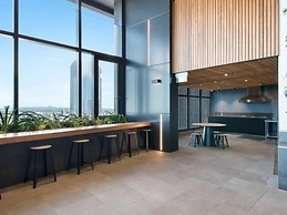2BR Luxury Skytower -cbd -pool -gym -netflix