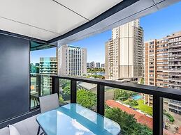 2BR Luxury Skytower -cbd -pool -gym -netflix