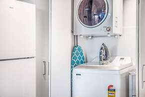 2BR Luxury Skytower -cbd -pool -gym -netflix