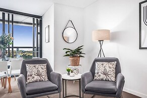 2BR Luxury Skytower -cbd -pool -gym -netflix