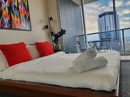 2BR Stunning Views CBD Pool Gym Netflix