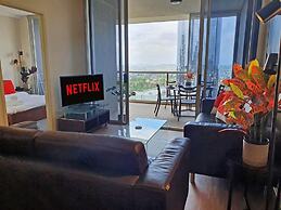 2BR Stunning Views CBD Pool Gym Netflix