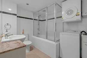 2BR Stunning Views CBD Pool Gym Netflix