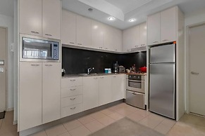 2BR Stunning Views CBD Pool Gym Netflix