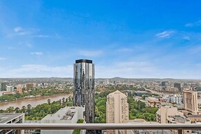 2BR Stunning Views CBD Pool Gym Netflix